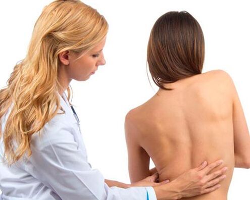 der Arzt untersucht den Rücken auf Kreuzschmerzen